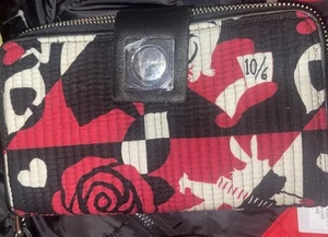 Vera Bradley Disney Alice im Wunderland Geldbörse Kalbsleder Malerei Die Rosen Neu - Bild 1 von 7