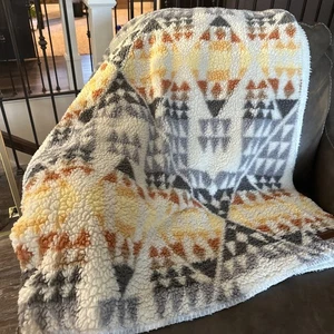 Pendleton Arrow Point Queen Comforter Blanket Geometric Tribal Pattern 90”x 90” - Picture 1 of 4