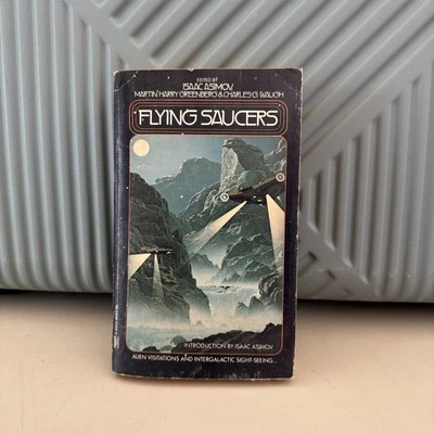 Vintage Paperback Book FLYING SAUCERS Edited By Isaac Asimov 1982 Sci-fi - Image 1 of 4
