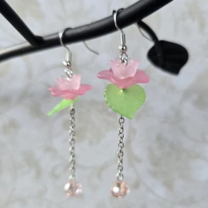 Pendientes colgantes con flor de columbina rosa hechos a mano. Joyería de flores de naturaleza occidental - Imagen 1 de 5