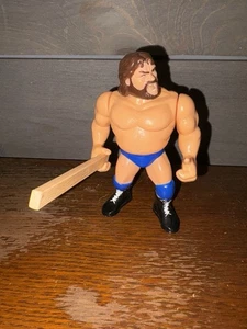 VINTAGE WWF HASBRO HACKSAW JIM DUGGAN MIT 2X4 BOARD WRESTLING ACTIONFIGUR I - Bild 1 von 2