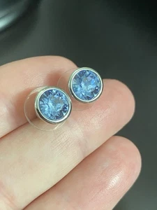 Orecchini borchie Givenchy Swarovski cristallo blu sfaccettato tono argento - Foto 1 di 5