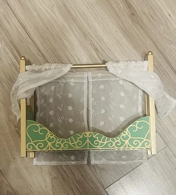 Cama para muñecas con dosel de madera KidKraft de colección con cortinas recortadas con dosel único en su clase Foto 1 de 4