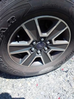 Rueda de aluminio 18x7-1/2 6 radios para camioneta Ford F150 15-16 2932279 Foto 1 de 4