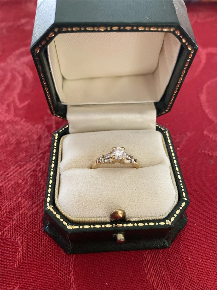 Anillo de compromiso solitario de diamantes de 0,45 quilates con detalles de oro amarillo de 14 k talla 6,5 Foto 1 de 4