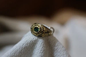 Anello classe pietra verde tono oro con ciondolo 92 - Foto 1 di 5