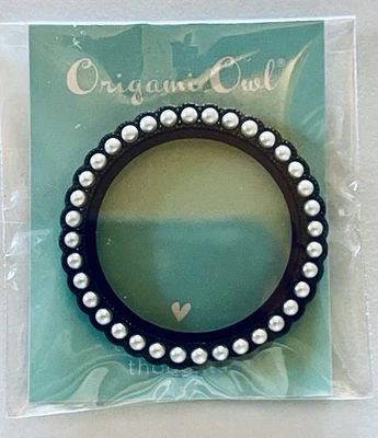 Origami Owl BZ4070 Grande Plateado Torcido Medallón Cara con Borde de Acento de Perla Nuevo en Paquete Foto 1 de 4