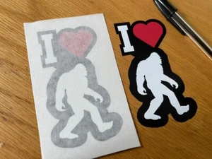 Adesivi I Love Bigfoot - (coppia) VENDITORE UK - Foto 1 di 1