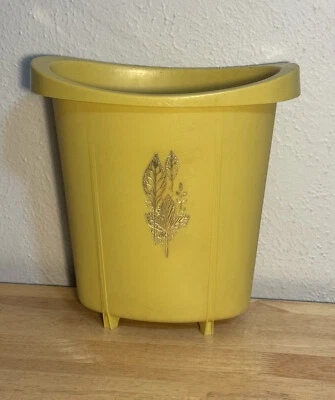 Papelera de plástico amarillo moderno vintage de mediados de siglo con hojas doradas Foto 1 de 4