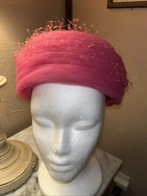 Pastillero vintage de tul rosa intenso Bullocks con sombrero de malla para damas Foto 1 de 4