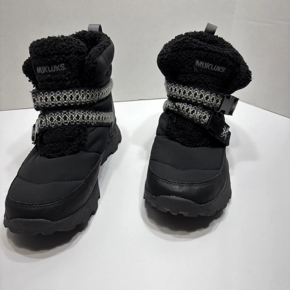 Bota Feminina Muk Luks Wren Tamanho 7 Preta Tornozelo Puxador Impermeável - Imagem 1 de 4