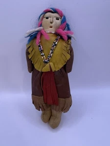 Bambola vintage in pelle nativi americani fatta a mano 8" vestiti con perline - Foto 1 di 3