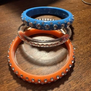 3 divertidos brazaletes con pedrería con tachuelas - Imagen 1 de 2