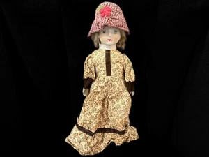 Muñeca Walda vintage de porcelana de 14" con sombrero de paja años 70 - Imagen 1 de 9