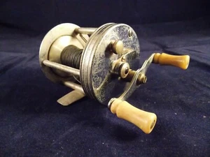 VINTAGE PFLUEGER TRUMP 1943 BAITCASTING REEL - Picture 1 of 3