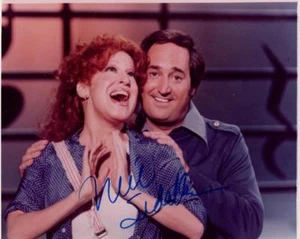 NEIL SEDAKA FAMOUS SINGER SIGNED AUTOGRAPHED 8X10 PHOTO W/COA - Imagen 1 de 1