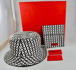 Valentino Garavani New Optical Bucket Hat & Pouch Bag Black & White V Logo Motiv - Bild 1 von 19