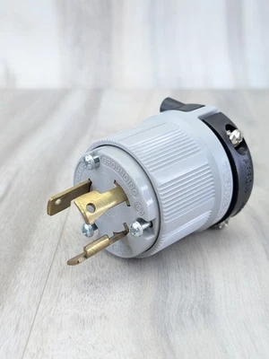 Extremo de enchufe de bloqueo de giro y tracción Arrow Hart 30A 250V NEMA extremo macho Groundi sin usar Foto 1 de 4