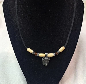 Collar con cabeza de búfalo de peltre nativo americano hecho a mano, EE. UU. - Imagen 1 de 2
