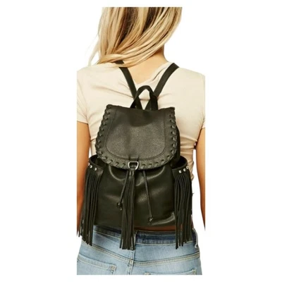 🌵 MOCHILA FOREVER 21 NEGRA BOHO FLECOS WESTERN CON TACHUELAS Foto 1 de 4