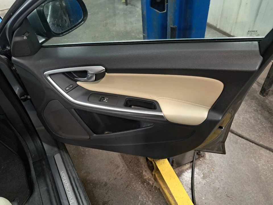 2018 Volvo S60 Front Right Door Panel Trim Tan Used OEM 420780 Foto 1 de 4