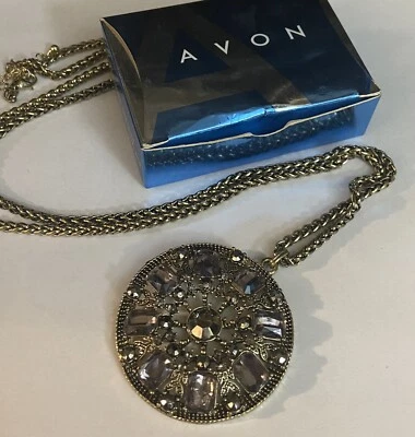 Collar medallón Avon adornado color hematita con caja Foto 1 de 4