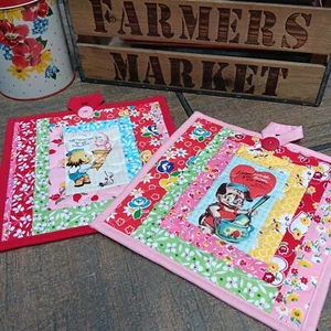 TOPFLAPPEN HEISSPAD SET - HANDARBEIT GESTEPPT RETRO VALENTINSTAG (2) MIT AUFHÄNGESCHLAUFEN - Bild 1 von 6