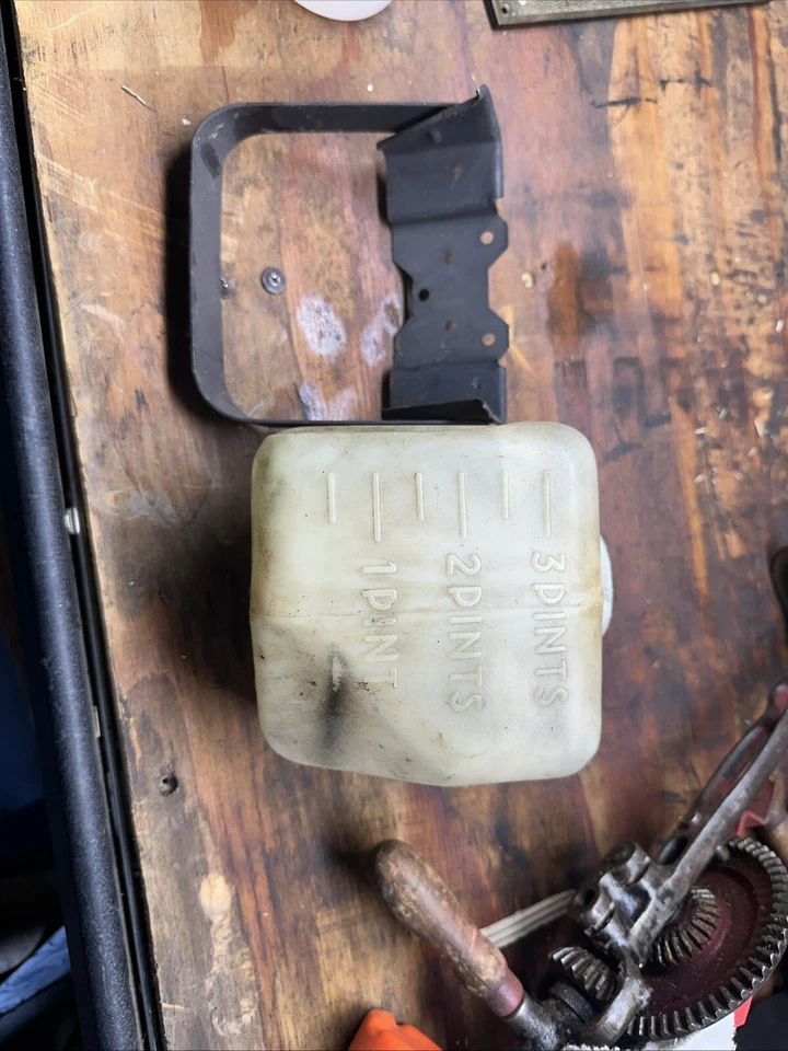 Chevrolet Corvette C3 1973-1977 tanque de expansión de radiador de refrigerante y soporte OEM  Foto 1 de 1