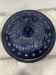 Cazuela cubierta Longaberger Pottery Orgullosamente Americana Azul Cobalto 1,5 qt Eagle - Imagen 1 de 10