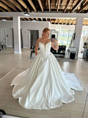 Vestidos de novia blancos marfil cuello en V sin mangas satinado tren barrido vestidos de novia Foto 1 de 3