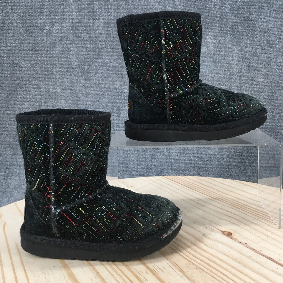 Botas Ugg Juveniles 9 Clásicas Ii Gráfico Puntada Invierno Tobillo Negro Gamuza Pull On Foto 1 de 4