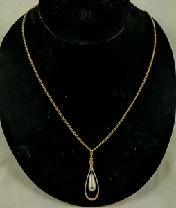 Collar de perlas sintéticas lágrima tono dorado Sarah Coventry vintage - Imagen 1 de 12