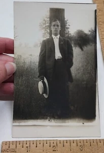 Junger Mann mit MÜTZE - unbespielte POSTKARTE - Echtfoto - Angebot #5767 - Bild 1 von 9