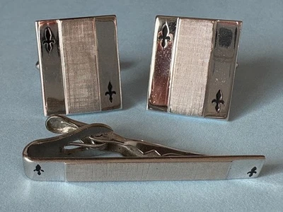 Juego de gemelos y barra de corbata vintage SWANK tono negro y plateado, detalles flor de lis Foto 1 de 4