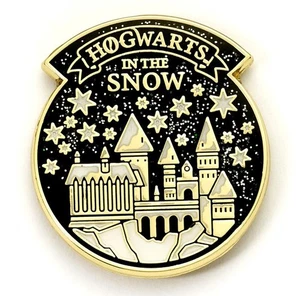 Offizielle Original Harry Potter Hogwarts im Schnee Pin Anstecker - Bild 1 von 1