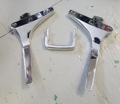 JUEGO DE MANIJAS SUZUKI V1400 INTRUDER PILLION 46211-38B01 / 46212-38B11 / 46213-38B11 Foto 1 de 4