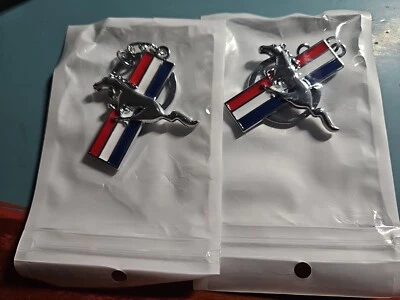 Porte clé   Ford Mustang lot de deux logo double face neuf sous blister - Photo 1/2