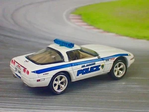 Coche Corvette Police C4 Chevrolet Corvette Pursuit escala 1/64 edición limitada M - Imagen 1 de 4