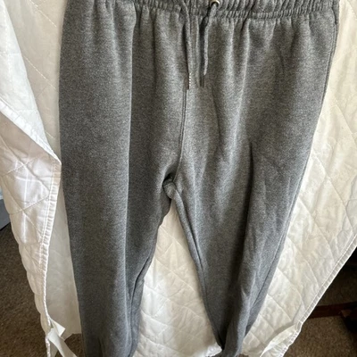 Mens grey jogging bottoms size M used they  do have bobbling - Image 1 of 4
