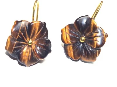 Brincos de gancho de fio de flor esculpidos à mão com olhos de tigre folheados a ouro 14k - Imagem 1 de 4