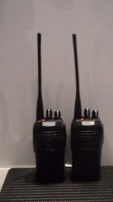 Lote de 2 radios bidireccionales HYT TC-700U (2) UHF 440-490 MHz 16 canales con batería Foto 1 de 4