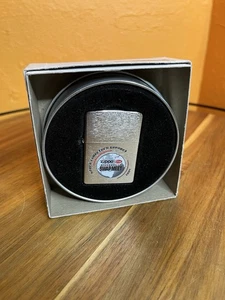 Encendedor vintage 2004 Zippo Case International Swap Meet sellado sin golpear con lata - Imagen 1 de 3