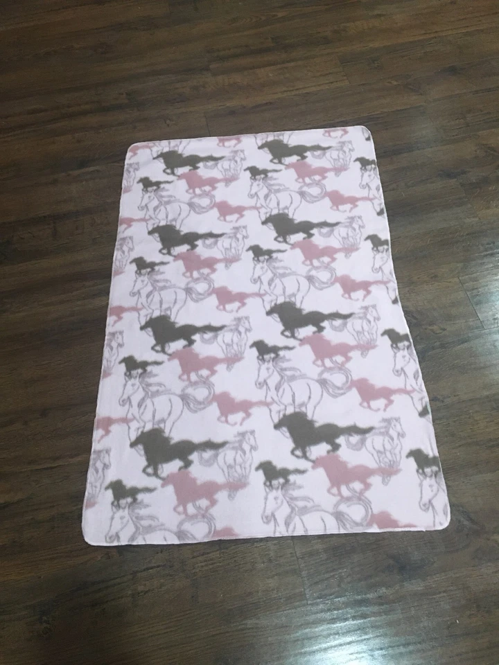 MANTA BEBÉ HECHA A MANO 27X44 ROSA CON CABALLOS NUEVA Foto 1 de 1