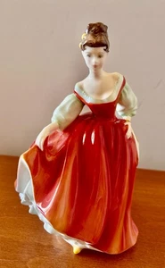 Estatuilla de colección Royal Doulton Fair Lady roja 1962 porcelana de hueso 2832 Inglaterra usada en excelente estado - Imagen 1 de 9