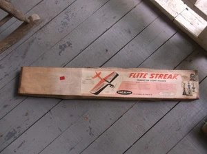 NUEVO EN CAJA KIT AVIÓN MADERA BALSA ENTRENADOR DE COMBATE O ACROBACIAS TOP FLITE FLITE STREAK N2 - Imagen 1 de 4