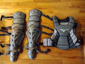 Equipo de receptores de béisbol Mizuno Samurai juvenil 14,5 pulgadas espinilla y 14 pulgadas pecho gris/negro - Imagen 1 de 6