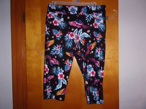  NEW  LADY'S "TERRA & SKY " BLACK w/ FLORAL PRINT COMFORT WAIST STRETCH CAPRI  - Picture 1 of 3