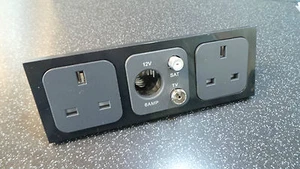 CBE C-LINE 2X 240V 3 PINES TOMA + 12V/TV/SAT+CARAVANA CARA NEGRA BRILLANTE - Imagen 1 de 8