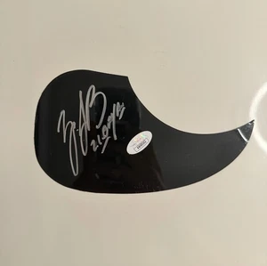 Golpeador acústico autografiado por Zach Bryan American Heartbreak Country certificado de autenticidad JSA - Imagen 1 de 2