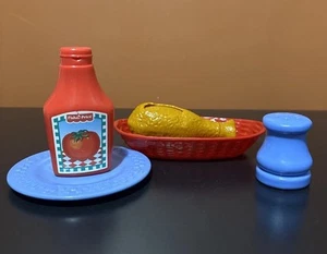 De colección Fisher Price Diversión Con Comida Pierna de Pollo Cesta Salero Plato Ketchup - Imagen 1 de 12